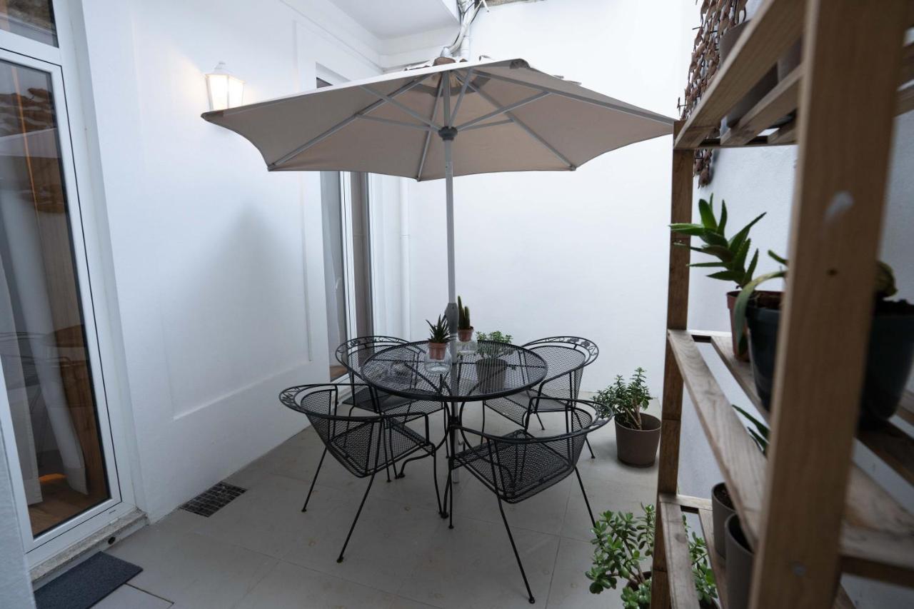 Downtown Porto Relaxed Apartment With Private Yard Esterno foto